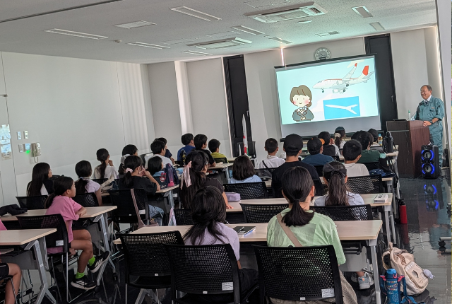 孩子们神情专注地聆听演讲