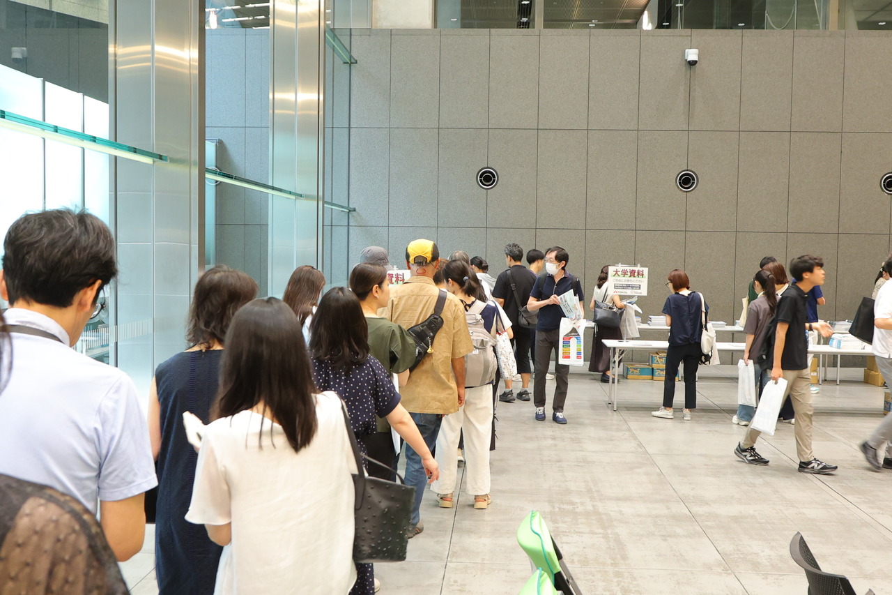 全国25所大学参展，许多家长和孩子为获取最新信息而聚集于此