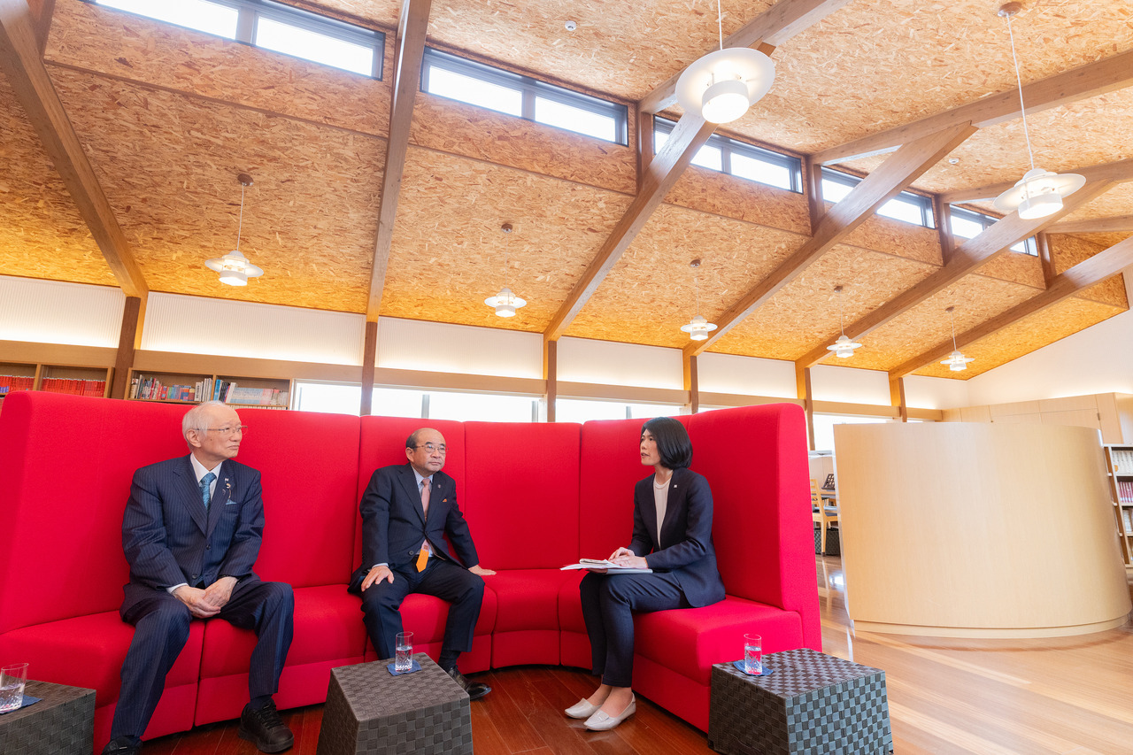 从左至右依次为：东京私立中学高中协会会长近藤彰郎先生（八云学园）、神奈川县私立中学高中协会理事长工藤诚一先生（圣光学院）以及日能研副社长茂吕真理子女士。此次三方对谈在八云学园的图书馆举行。