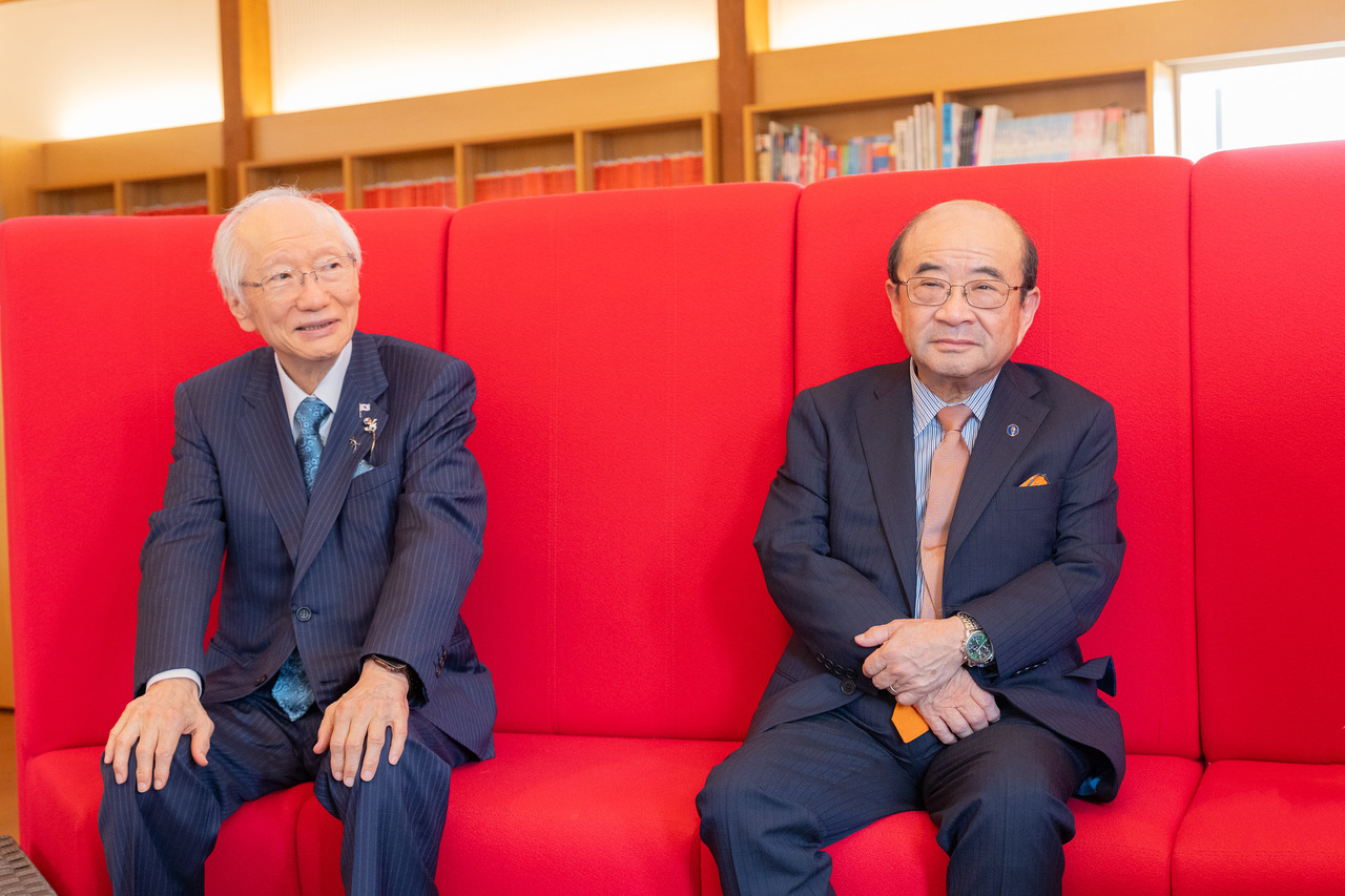 东京私立初中高中协会会长近藤彰郎先生（左）与神奈川县私立初中高中协会理事长工藤诚一先生（右）