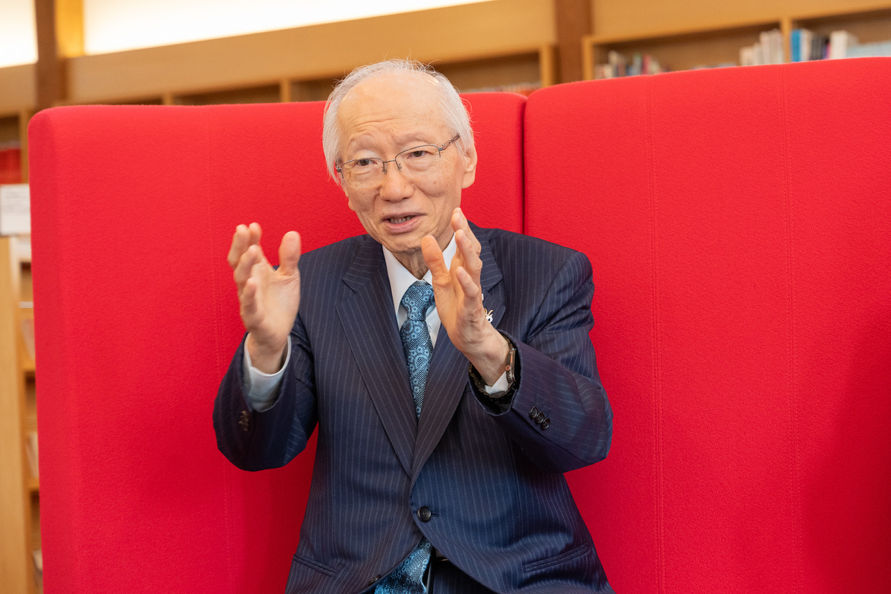 近藤老师说：“‘母校’也是一个‘母港’，让离巢的孩子们随时都能回到这里。”
