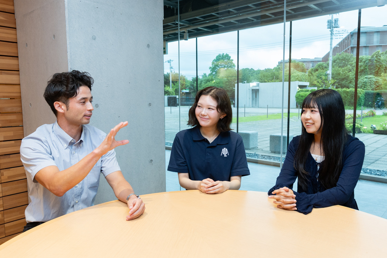 从左至右依次为：小林托马斯周平老师（多尔顿东京学园初中部·高中部 保育体育科／招生宣传室）、立教大学 法学部 法学科 大一学生M·Y同学、国际基督教大学 通识学部 艺术与科学学科 大一学生Y·H同学