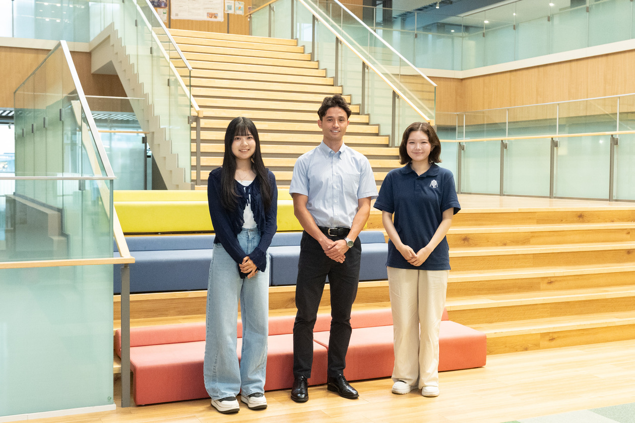 从左至右依次为：国际基督教大学通识教育学院艺术与科学系大一学生Y·H、小林托马斯周平老师（多尔顿东京学园初中部·高中部 保育体育科／招生宣传室）、立教大学法学院法律系大一学生M·Y