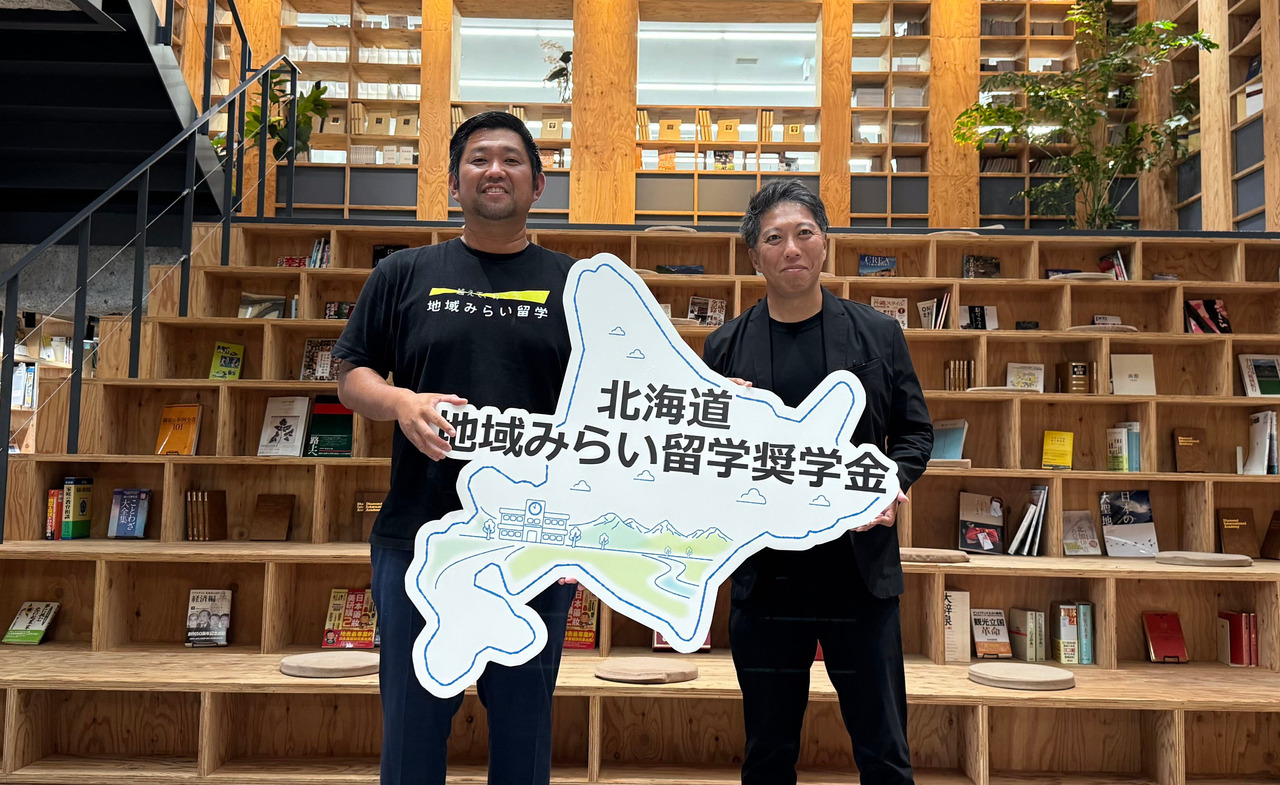 从左至右依次为：地区与教育魅力化平台联合代表尾田洋平先生、萨茨多拉控股公司代表董事兼总裁富山浩树先生