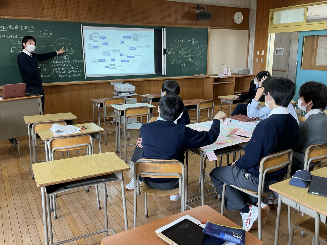 在高一综合探究课程中，以研讨班形式深入探讨感兴趣主题的“Diversity seminar”