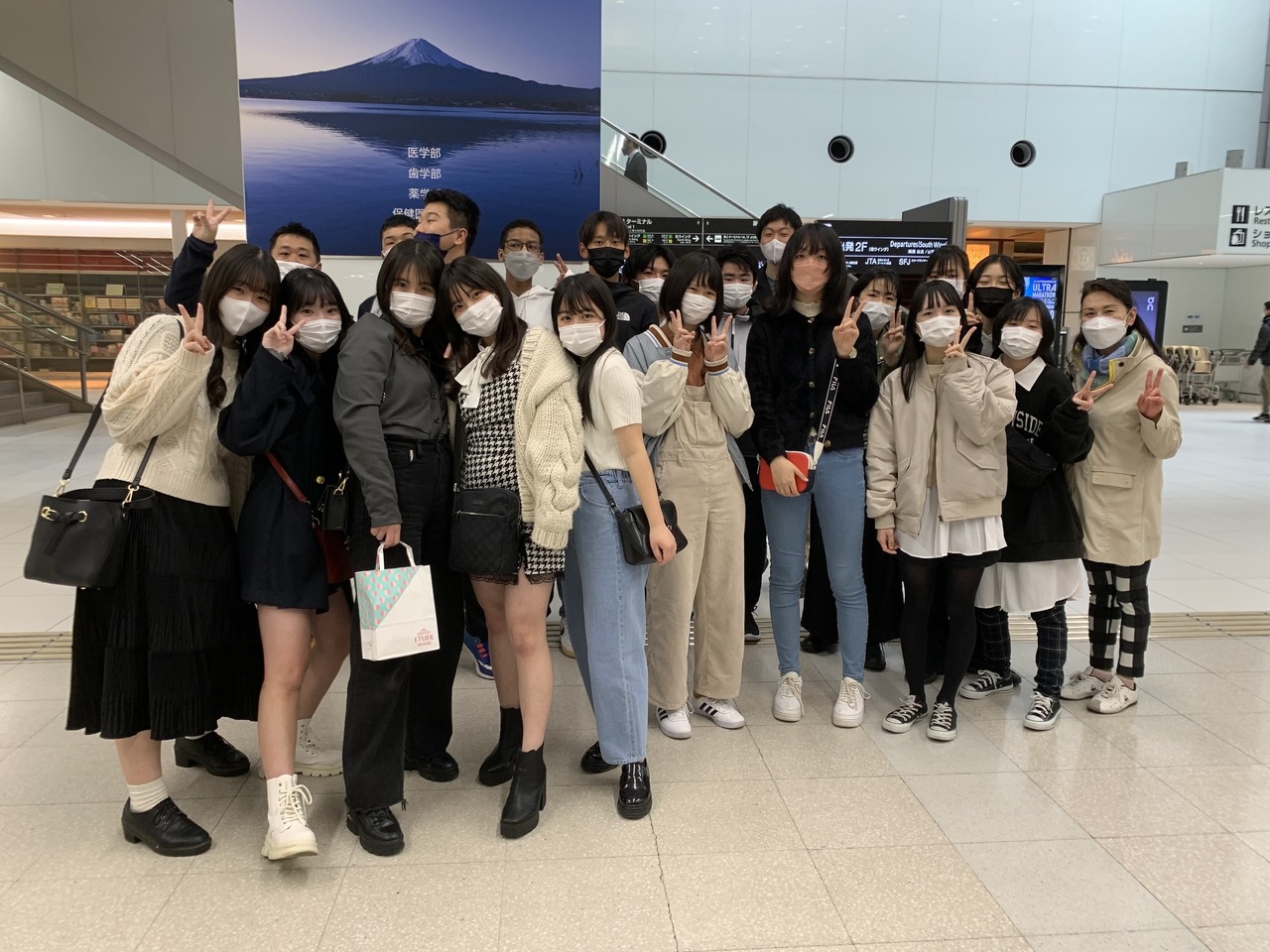 东京成德高中开展的“实地考察型研修旅行”，学生们自主选择感兴趣的主题，自行设定新课题，并在思考解决方案的同时得出结论。