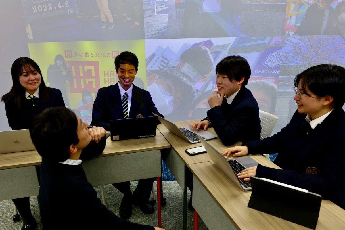 学生们灿烂的笑容，正是他们充实校园生活的最好证明