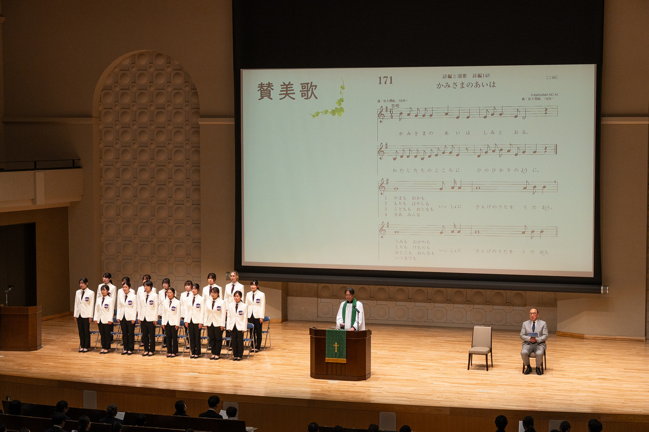 在庄严的管风琴乐声中，说明会以礼拜拉开帷幕