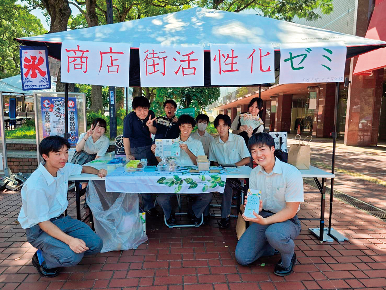 在探究研讨课活动“商店街振兴研讨课”中，同学们前往稻城市的市场进行志愿服务，并在现场进行了学习