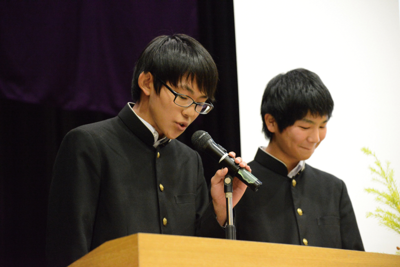 在众多听众面前站在讲台上发表演讲的“主动学习”