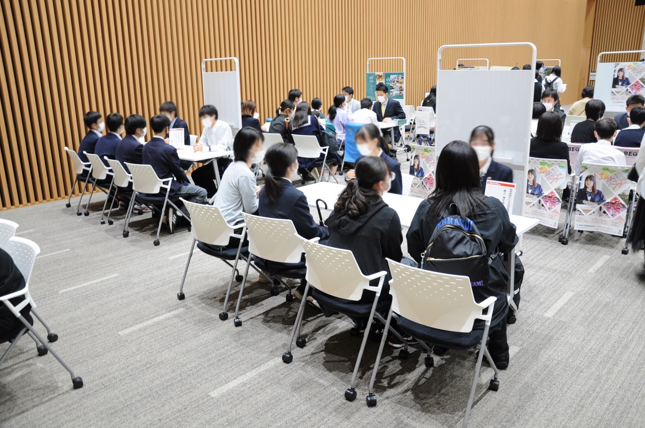 由在校高中生主持的学习咨询角现场情况