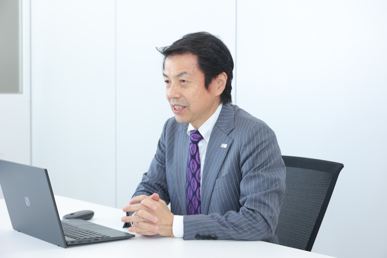 接受采访的长濑公司公关部长市村秀二先生