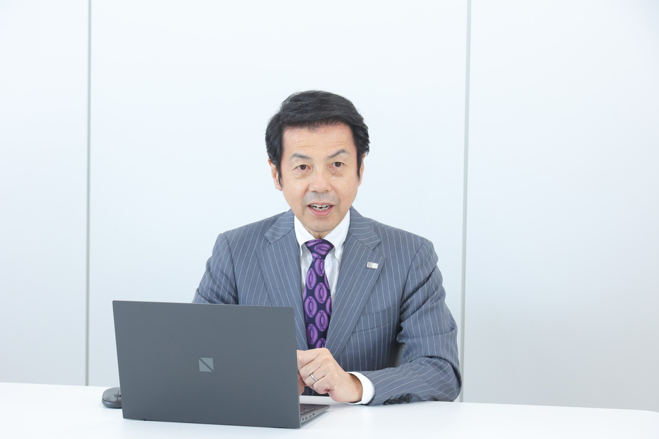 接受采访的长濑公司公关部长市村秀二先生