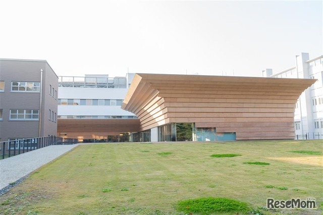 在这片绿意盎然的校园里，请亲身体验ICU的通识教育，它将为你开启无限可能。