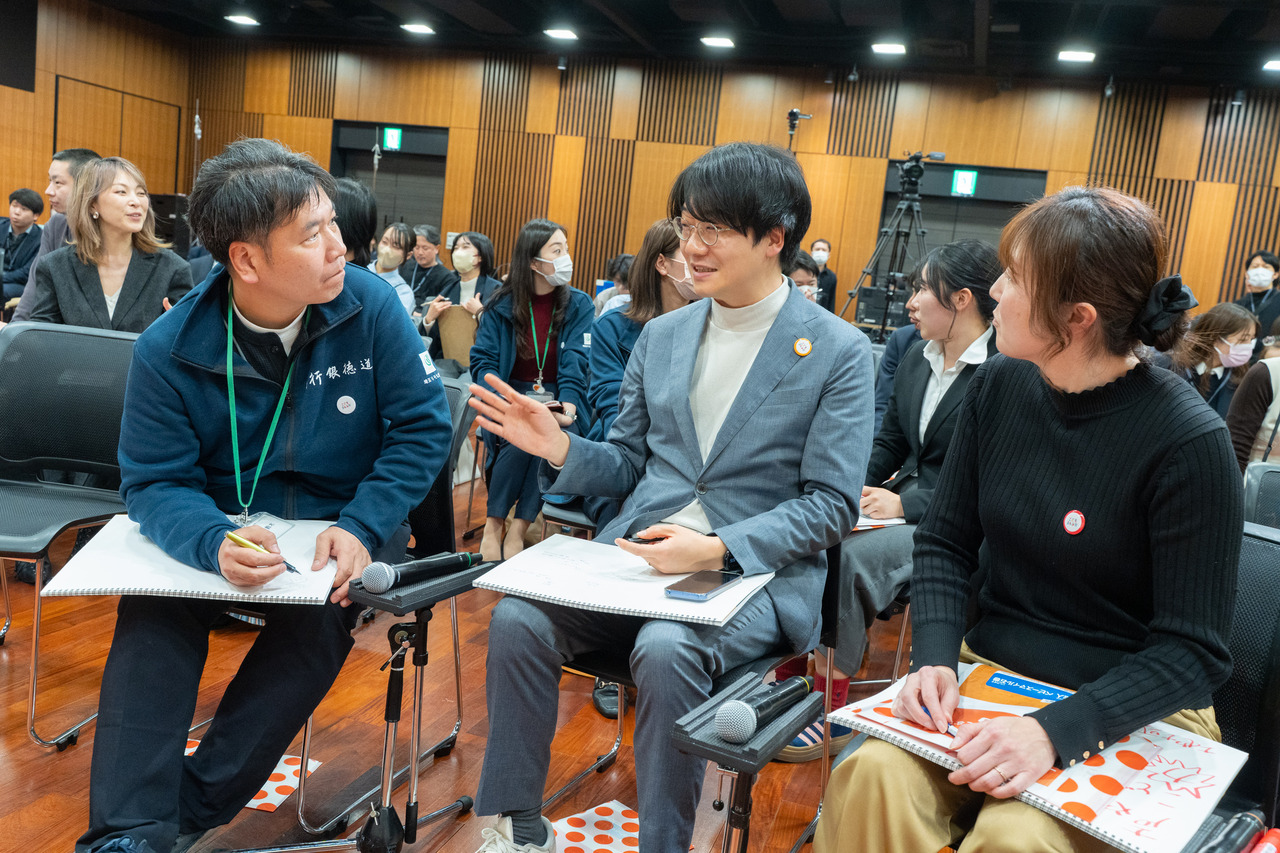 从右至左：NPO法人婴儿微笑石卷 代表理事 荒木裕美女士、一般社团法人未来准备室 理事长 青砥和希先生、株式会社埼玉里索纳银行 经营企划部可持续发展推进室室长 铃木学先生