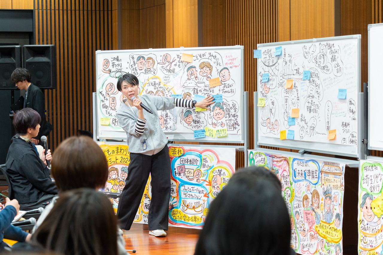 在图形引导技术使讨论内容实时可视化的过程中，参与者们进行了热烈的意见交流。