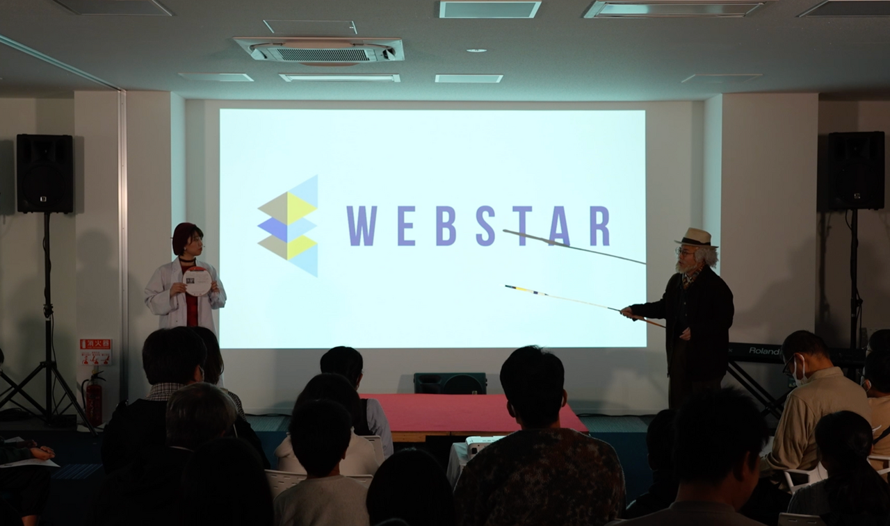 主持反思剧场的每原遥（左）与小菅将太（右）