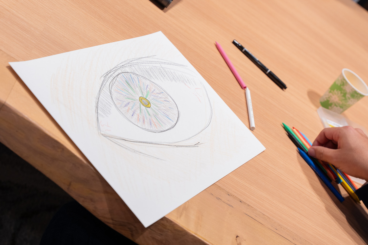 平日里很少凝视的「瞳」。仔细观察时，便能看见各种色彩。