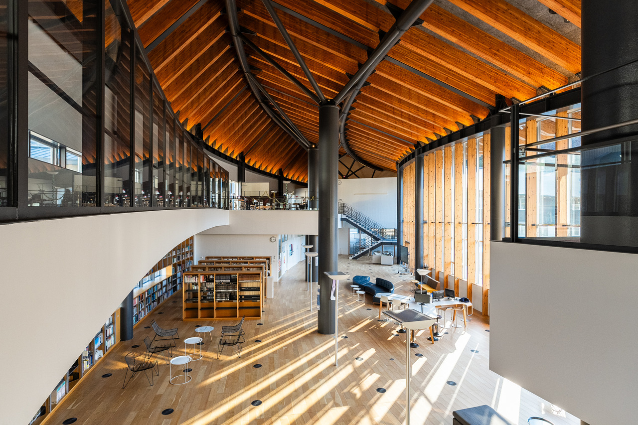 国际高等专门学校 内观。精美设计。