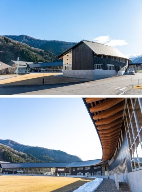 在广阔的校园内，呈弧形分布的教学楼、体育馆以及温泉设施