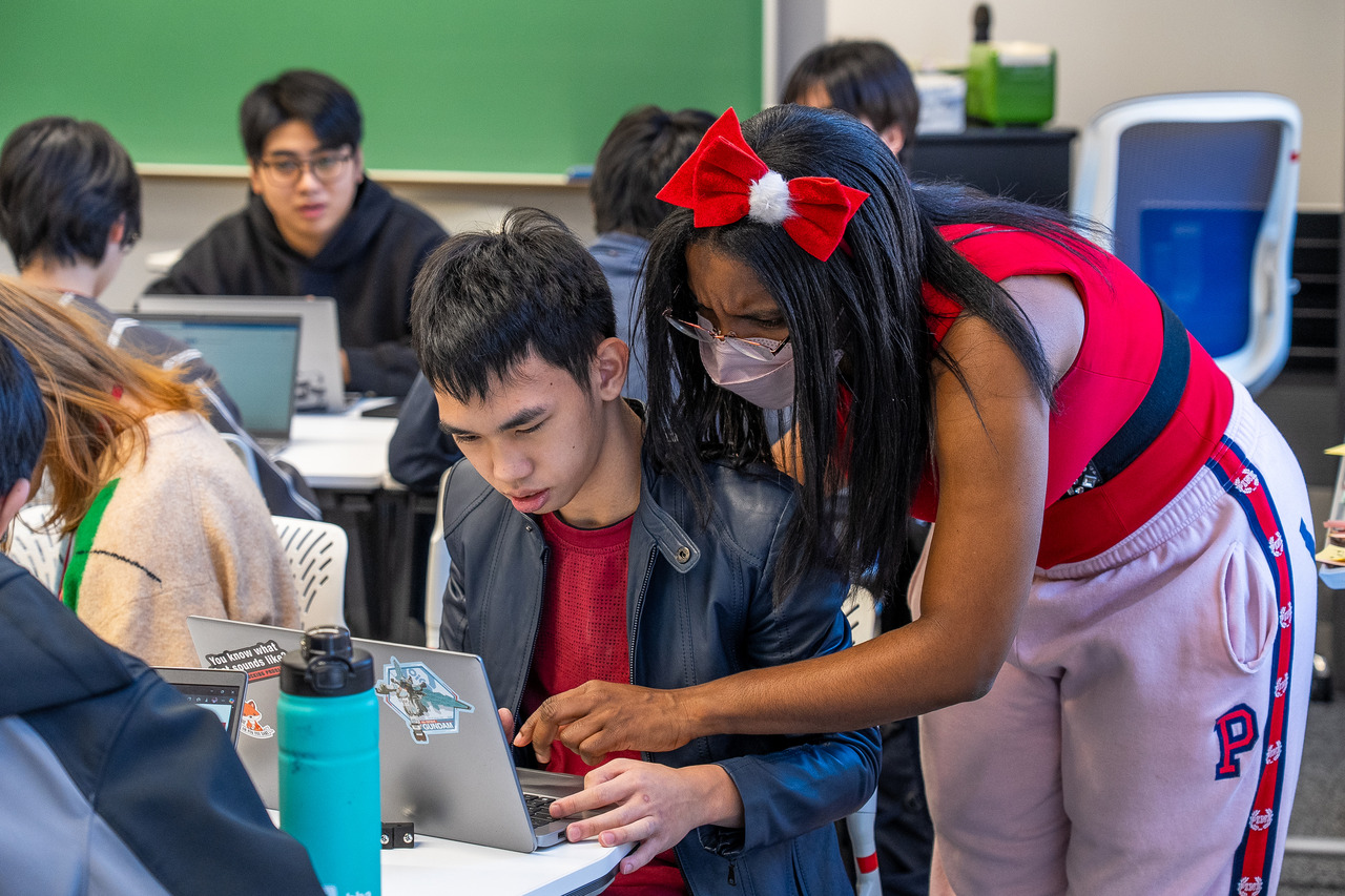 采访当天正逢圣诞活动，我原以为这位女士也是学生，结果她竟是学习导师中的一员。