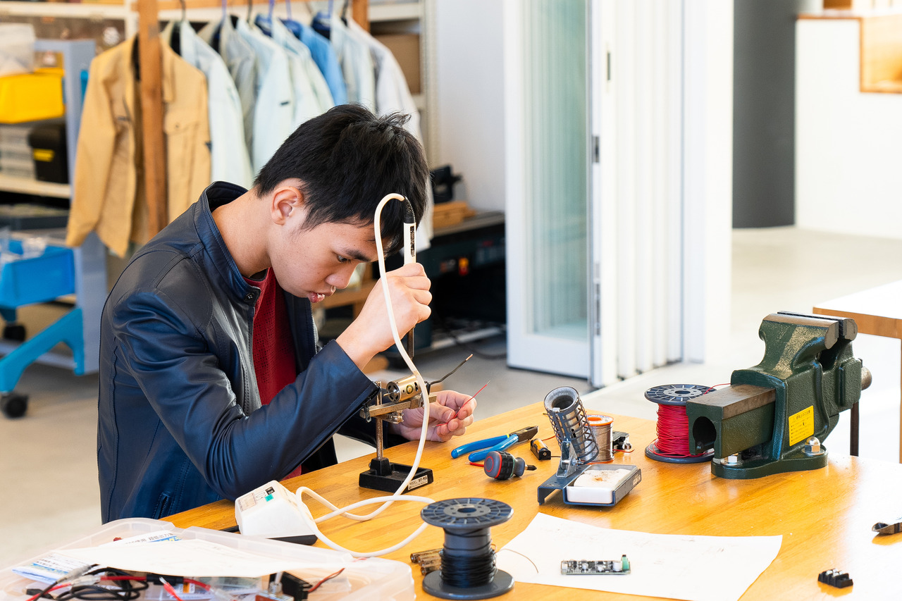 在深山之中，远离一切娱乐，全身心投入专业学习