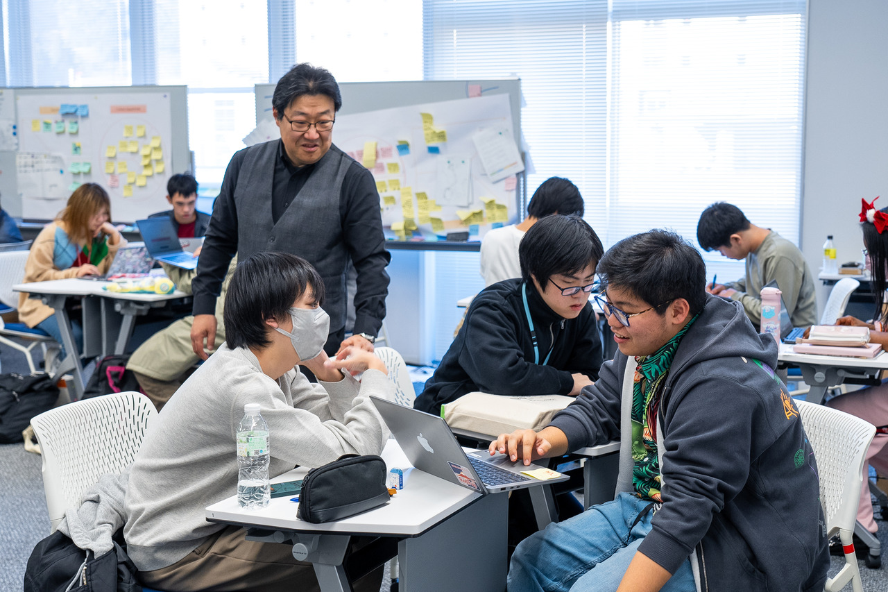 上课时有日本教师前来协助。