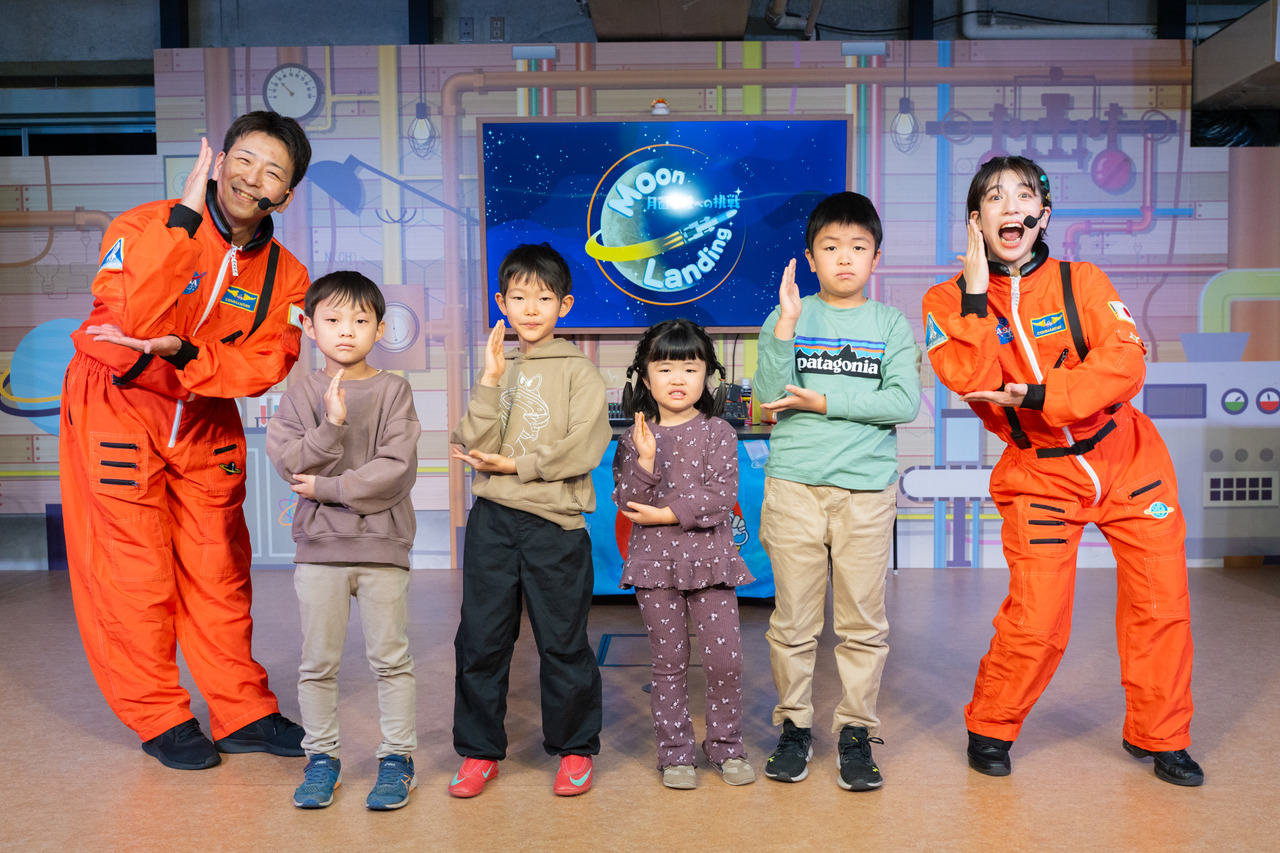 与科学秀《疯狂科学家》的博士及助手合影留念（经特别许可拍摄）