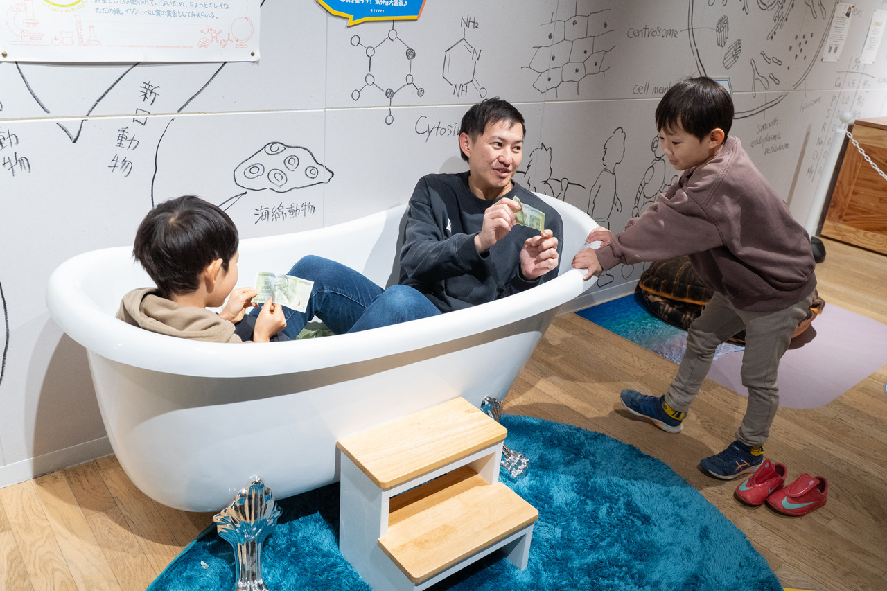 泡在金钱浴缸里体验大富豪的滋味！正这么想着……？