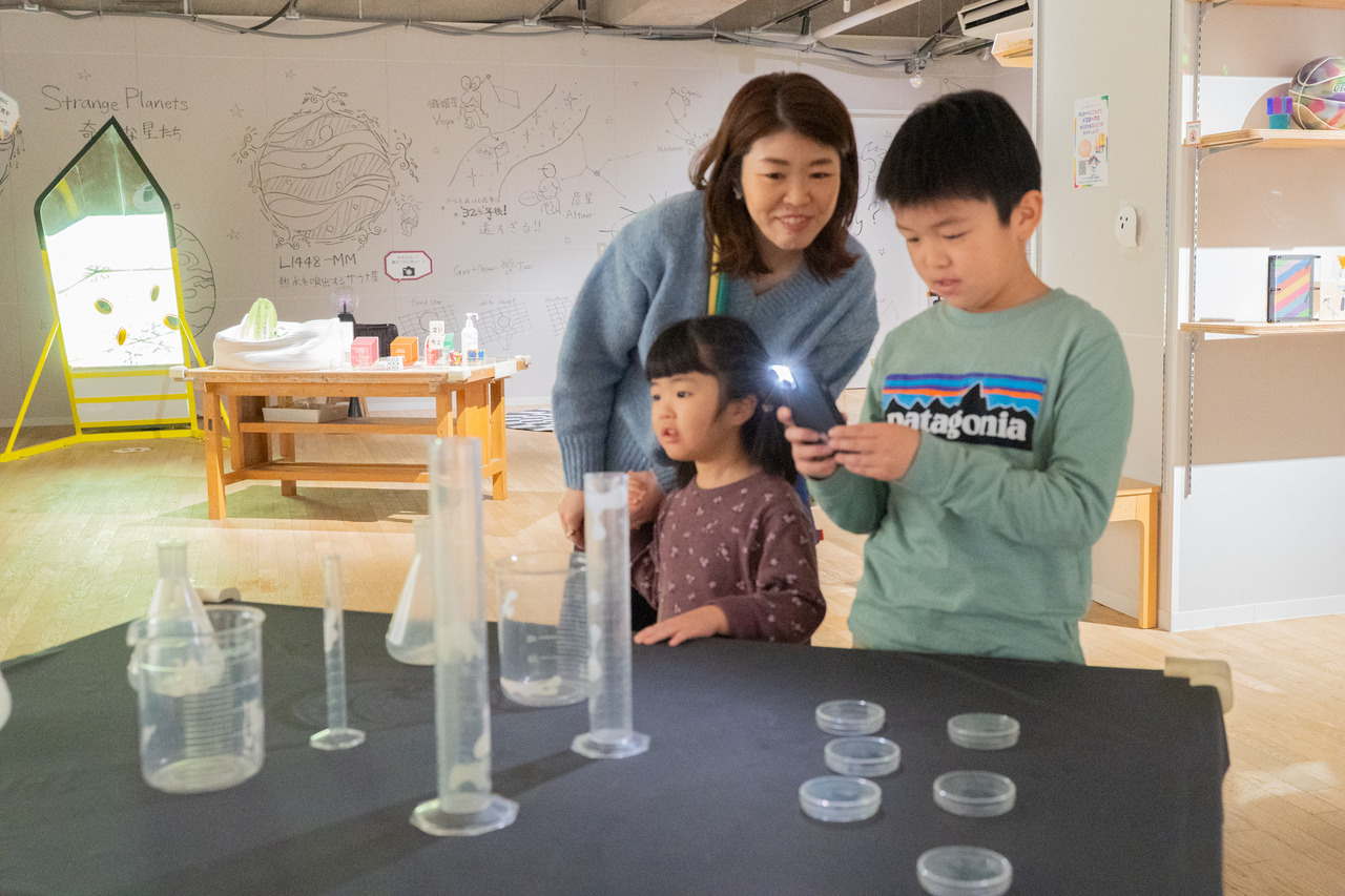 用闪光灯拍摄实验器具时……咦！为什么会变成这样？