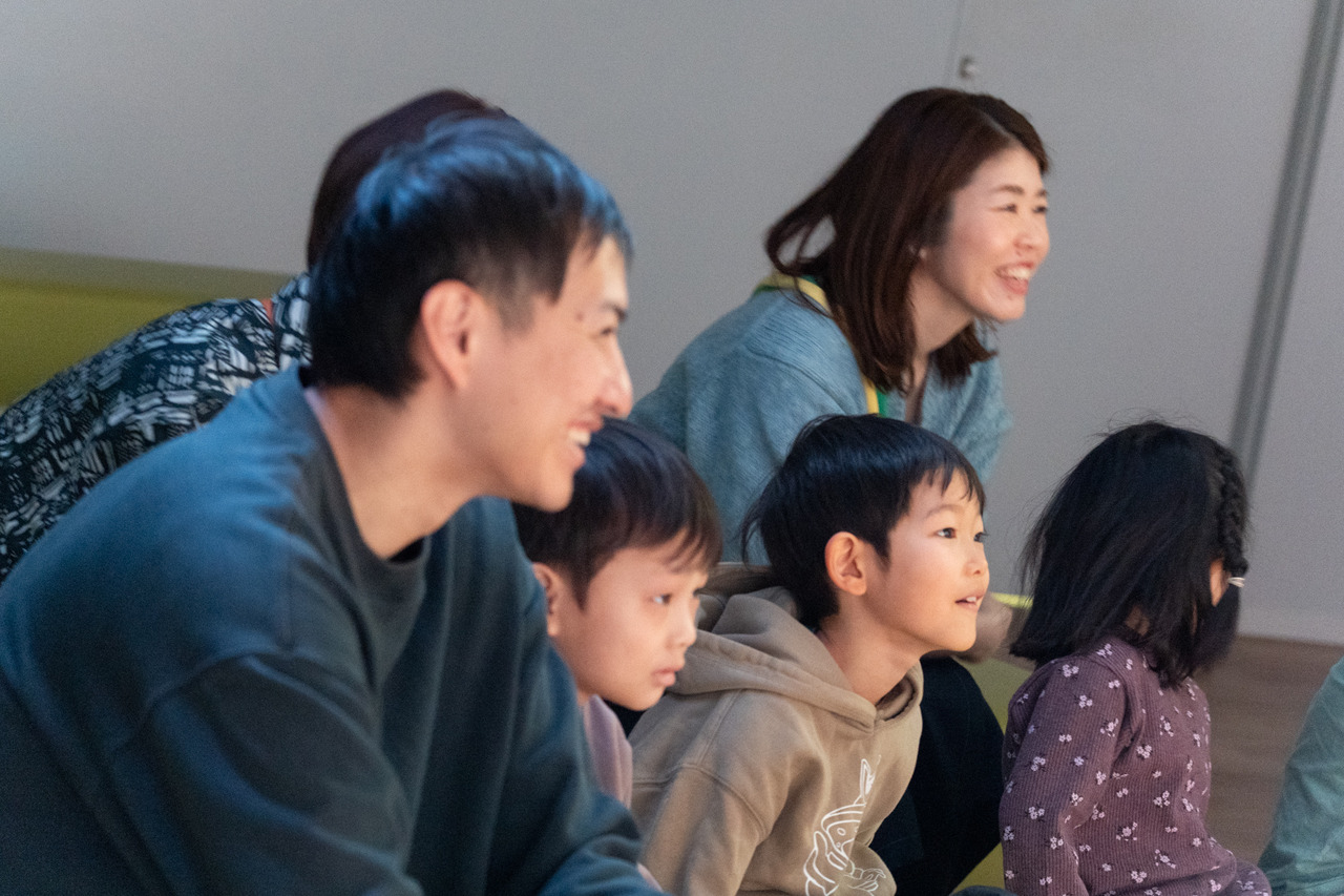 在科学表演中，不知不觉间大人们也变得全神贯注又开怀大笑