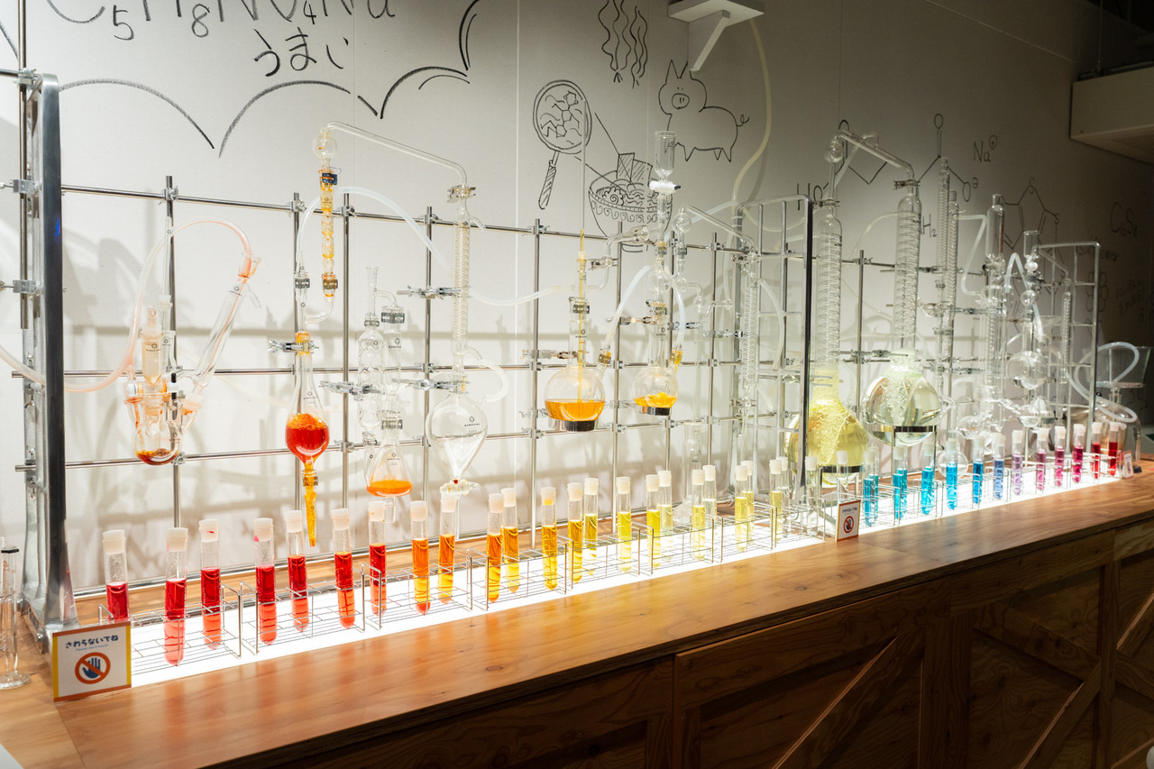 展示着专业的实验器具