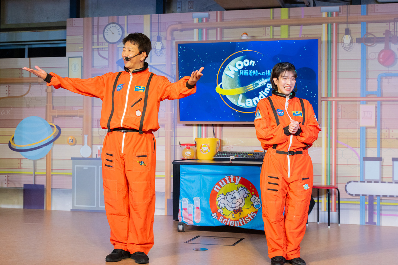 不愧是专业演员！孩子们开场5秒就被舞台牢牢吸引住了。