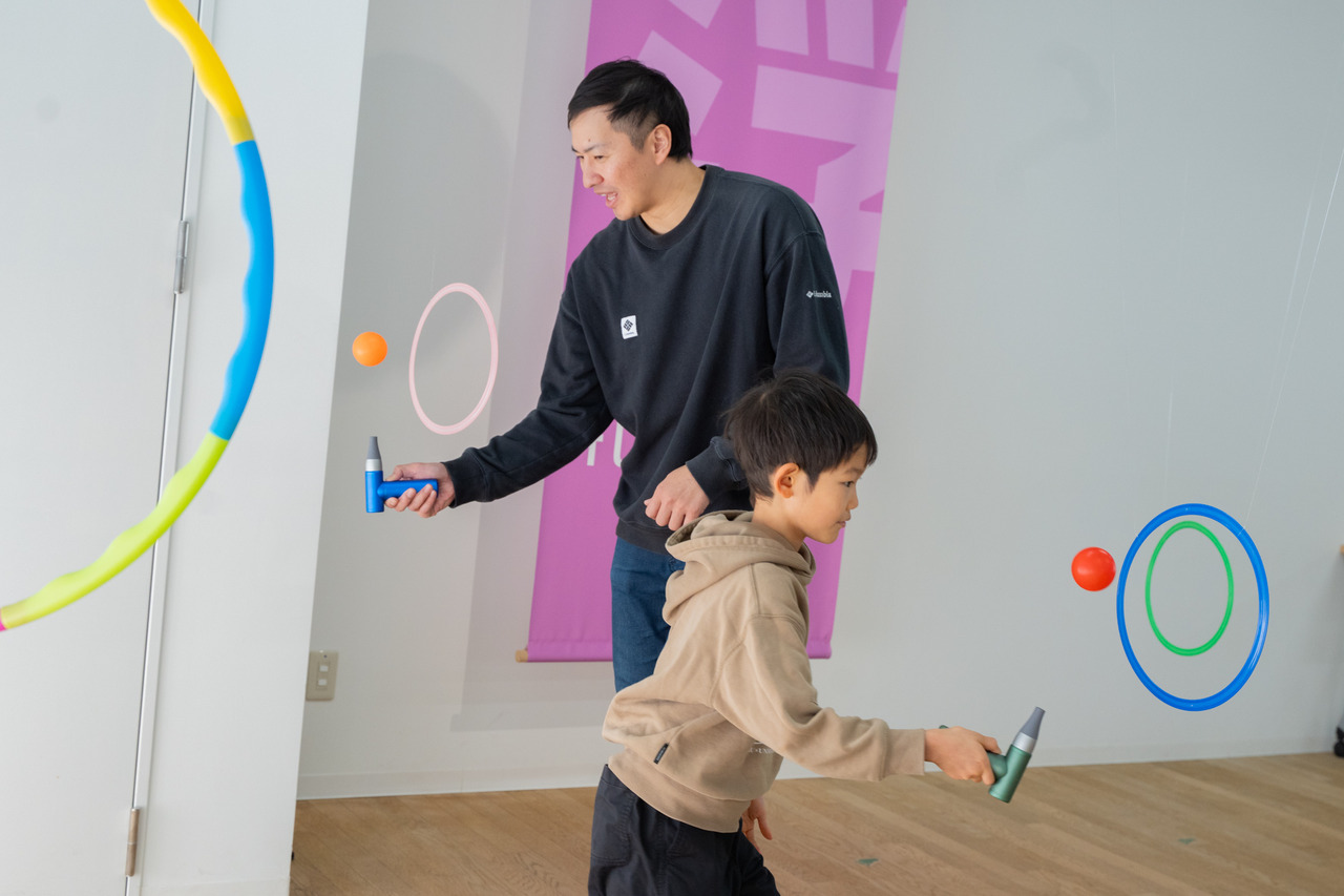 乒乓球搬运赛。咦？大人们不是更认真吗？