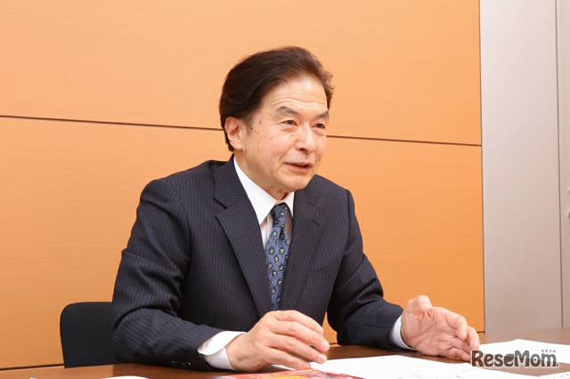 接受采访的是代代木补习班的小论文指导权威——木村劝讲师。