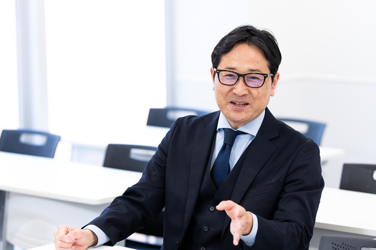 锦织彰先生，负责统筹管理骏台现役前沿千种校