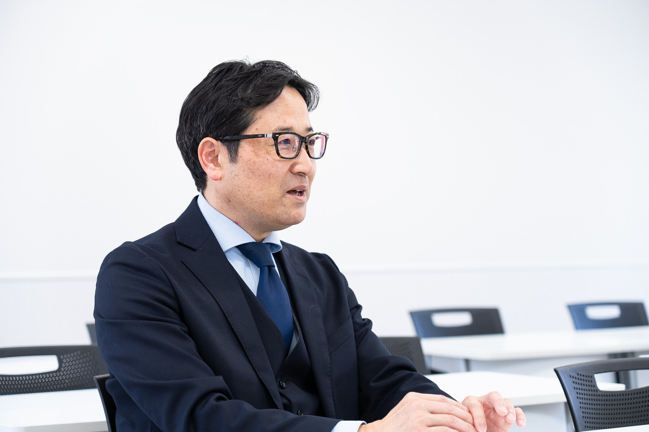 锦织彰先生，负责统筹管理骏台现役前沿千种校