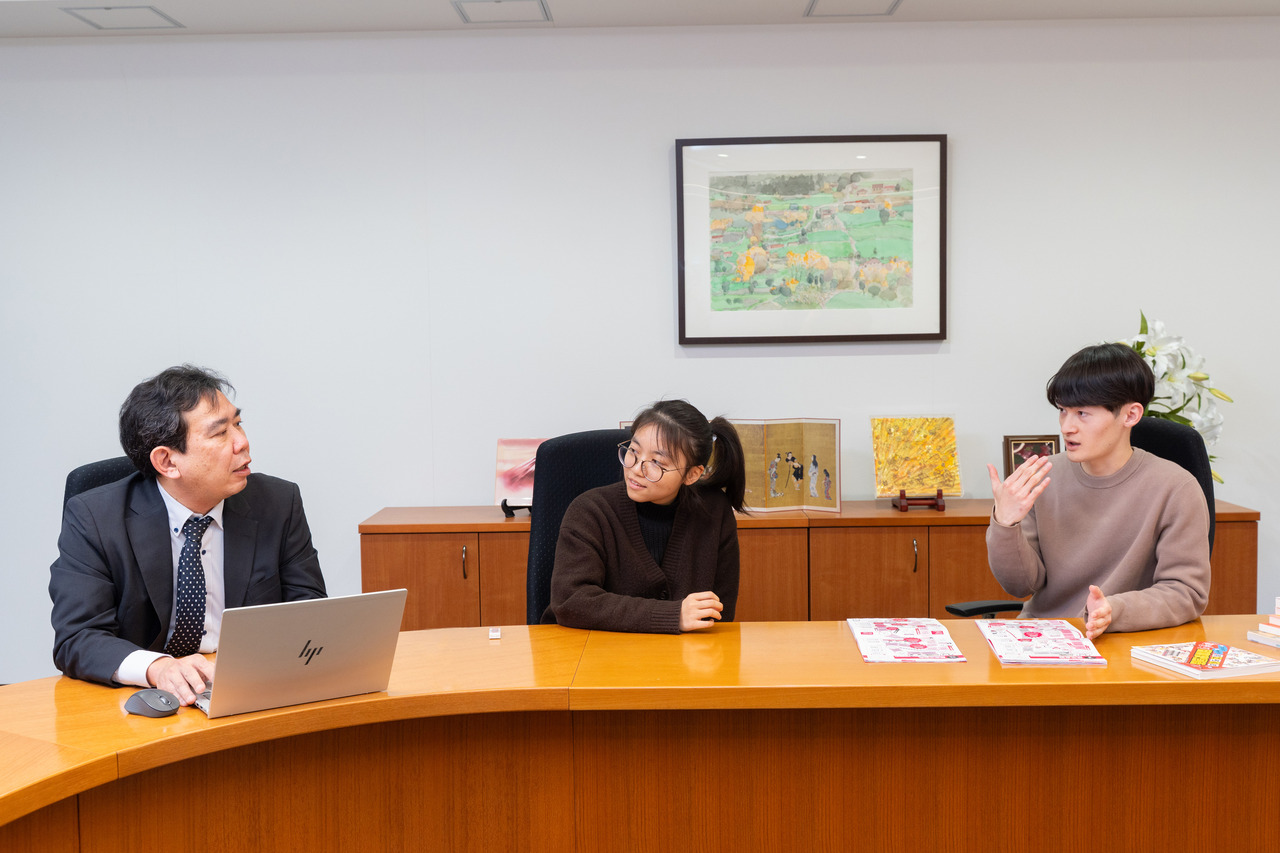 从左至右依次为：山川出版社销售促进部课长田村裕、东京大学二年级学生牛岛侑、伊藤健太