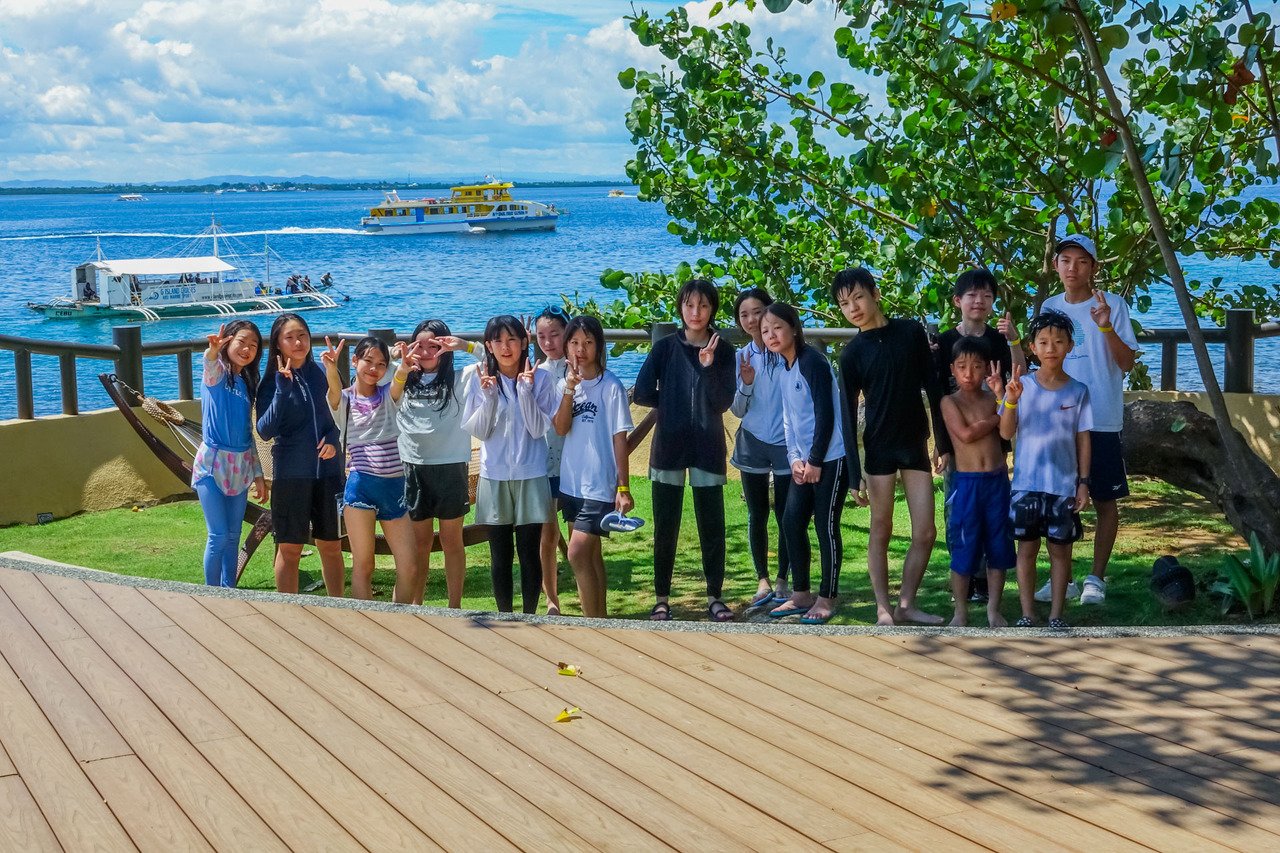 周末活动时在海滩附近拍摄集体照的场景