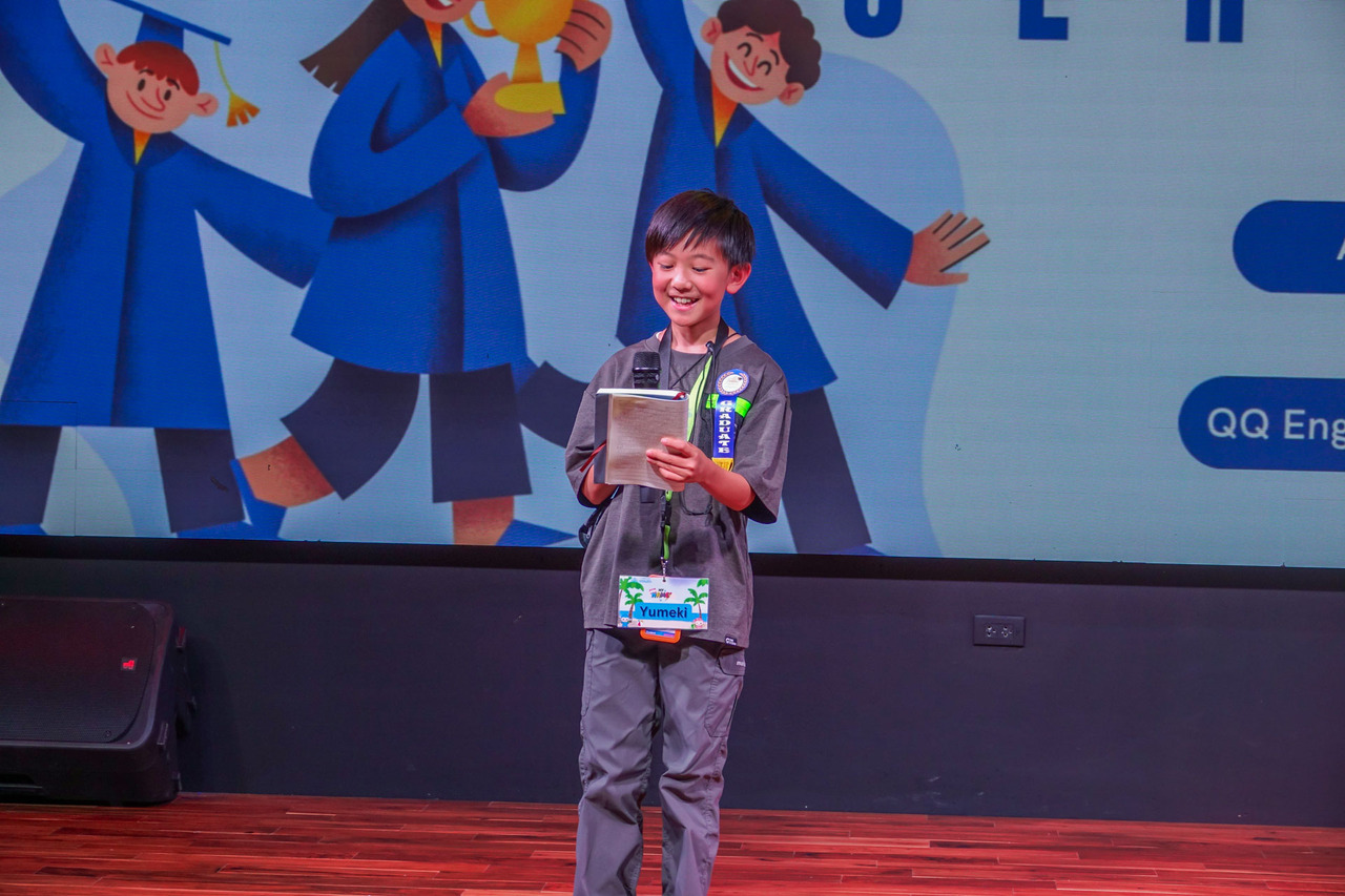 在毕业典礼上挑战英语演讲的孩子们的模样