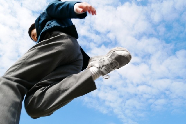 初一学年末考试的成绩与大学入学考试的结果存在因果关系