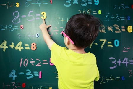 斯坦福大学校长传授：培养“喜欢数学”的孩子可以从家庭做起……孩子的数学能力并非天赋，而是通过精心设计得以提升 画像
