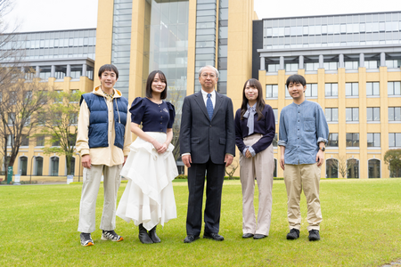 致正在为选专业而烦恼的高中生……在青山学院大学社会信息学部，发现不分文理的“第三种选择” 画像