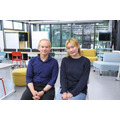 三田国际科学学园的贾斯汀·布劳尔老师与毕业生S.U同学