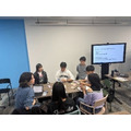 在东京创新基地召开会议的场景