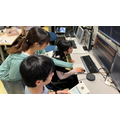 正在进行VERTECS操作训练的松浦研究室的学生们