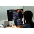 “ScreenBar”只需挂在显示器上即可完成安装。其设计可避免光线反射到屏幕上，同时确保工作区域明亮