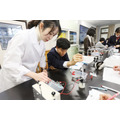 尽可能在课程中加入日常教学中无法涉及的高专业性实验和观察