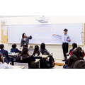 “全球素养课程”(初一至高一·每周1小时)由外籍教师与该校教师以“团队教学”的形式共同授课,讲解通俗易懂。