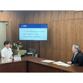 在研讨会例行汇报会上向多摩市市长提出建议的情景